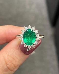 Superbe 2.13ct Emeraude Vintage Spinelle Ovale Cut Bague Argent 925 Pierres Précieuses Classiques Plaqué Rhodium pour la Fête d'Anniversaire de Mariage - Product Image 1