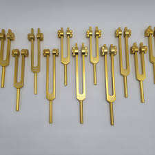 Juego de 9 Diapasones de Solfeggio y 9 Diapasones de Chakra con Peso Dorado, Afinados a .25Hz para Sanación con Sonido - Product Image 3