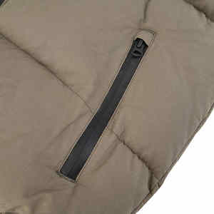 Chaquetas acolchadas cálidas de alta calidad hechas a medida para el servicio OEM de invierno con logotipos personalizados Técnicas teñidas lisas - Product Image 5