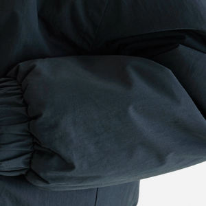 เสื้อแจ็คเก็ตบอมเบอร์แฟชั่นผู้หญิงราคาส่ง สำหรับฤดูใบไม้ร่วงและฤดูหนาว เสื้อคลุมลำลองน้ำหนักเบา พร้อมขอบแขนและชายเสื้อแบบริบ - Product Image 5