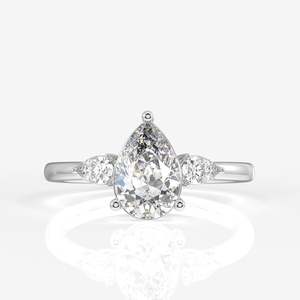 Anillo de Diamante Cultivado en Laboratorio con Diseño de Tres Piedras en Forma de Pera y Banda de Oro de 18K - Product Image 4