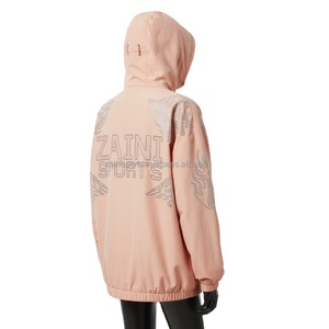 แจ็กเก็ตกันลม180GSM แบบพรีเมียมสำหรับผู้หญิงแจ็กเก็ตกันลมโพลีเอสเตอร์สีพีชพร้อมโลโก้พลอยเทียมและแผ่นแขนเสื้อแจ็คเก็ตสำหรับผู้หญิง - Product Image 5