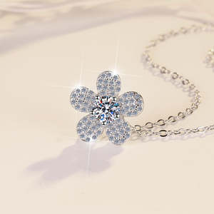 Collier pendentif simple en argent sterling S925 en forme de fleur avec moissanite 1 CT, bijoux fins et élégants, cadeau de fête pour femmes, perle noire - Product Image 2