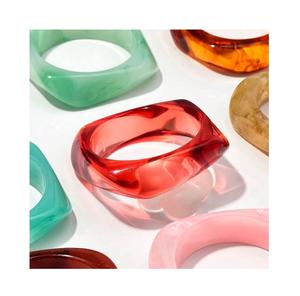 Bracelets élégants en résine légère pour femmes, au look moderne, imperméables, couleurs personnalisables, longue durée de vie, disponibles dans le monde entier - Product Image 3