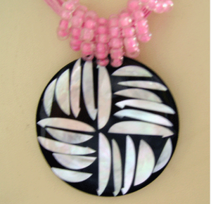 Collar de mosaico de concha de mopita blanca, joyería redonda para regalo, artesanías naturales, productos hechos a mano - Product Image 1