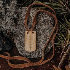 Ensemble de divination de runes vikings de style moderne fait à la main avec de véritables éclats d'os de boeuf et un tapis en cuir de qualité supérieure économique - Product Image 3