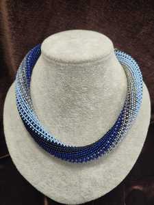 Collier à superpositions de perles de rocaille en verre délicat sur mesure pour ajouter une couleur et une texture subtiles à n'importe quelle tenue avec des vibrations bohèmes chics. - Product Image 5