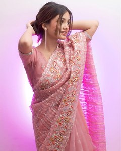 Saree en soie organza brodé traditionnel de créateur, vêtements de mariage et de festival de haute qualité pour les fêtes - Product Image 2