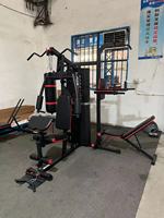 Machine de gymnastique à domicile multistations à câble réglable pour la musculation, la musculation, les exercices de fitness et les bras et le dos.