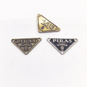 Bán Buôn Sang Trọng Tùy Chỉnh Kim Loại Tag Với Vàng Khắc Logo Có Thể Giặt Tên Nhãn Cho Túi Xách Hàng May Mặc Giày - Product Image 1