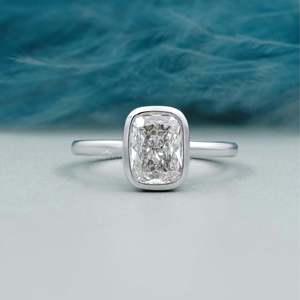 Anillo de Compromiso Solitario con Corte Cojín, Certificado IGI, Oro Blanco con Engaste de Bisel y Diamante para Futura Novia - Product Image 1