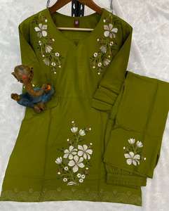 Conjunto de Pantalones y Blusa Verde Estilo Boutique para Mujer con Bordado Intrincado a Mano y Corte Recto Elegante - Product Image 6