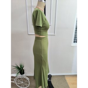 Conjunto de Dos Piezas para Mujer: Blusa Corta de Cuello Redondo y Pantalón Midi con Abertura, Color Verde, 35733 - Product Image 5