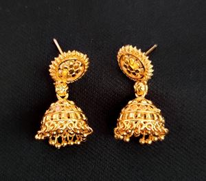Boucles d'oreilles de qualité supérieure serties de boucles d'oreilles plaquées or 22CT de conception traditionnelle bijoux pour femmes portées par les exportateurs - Product Image 3