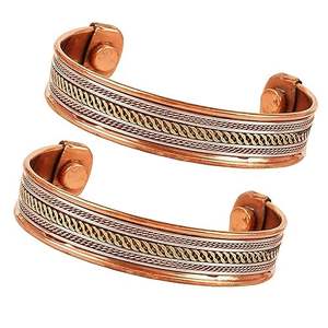 Juego de dos últimas Pulseras de cobre magnéticas con patrones que lo usan tiene beneficios para la salud Pulseras de terapia magnética - Product Image 1