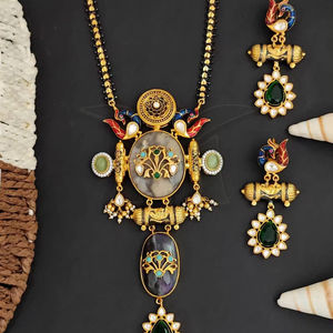 Ensemble de colliers Kundan magnifiquement conçus en plaqué or avec des bijoux artificiels - Product Image 1
