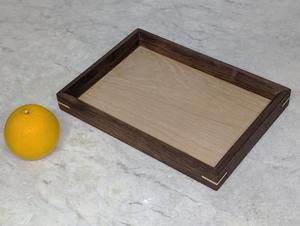 Plateau de rangement et de service moderne aux lignes épurées, côtés surélevés, surface lisse, parfait pour organiser la salle à manger et la maison élégante - Product Image 4