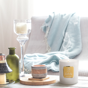 Bougie parfumée Aromatika Vanilla Kiss en cire de soja, pot blanc mat, collection maison, aromathérapie haut de gamme, cadeau sensuel - Product Image 4