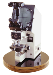 Microscope de projection trinoculaire PRM-18T, l'instrument est équipé d'un tourelle à quatre objectifs rotatifs d'un diamètre d'environ 200 mm - Product Image 2