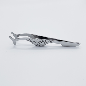 Pince à sourcils professionnelle en acier inoxydable avec applicateur de haute qualité personnalisable à pointe inclinée - Product Image 1