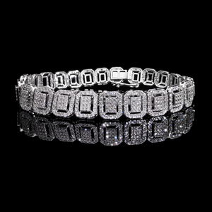 Bold 14K Gold Geometric Halo Design Bracelet con 2.77CTW Baguette natural Diamantes redondos Lujoso aspecto llamativo" - Product Image 2