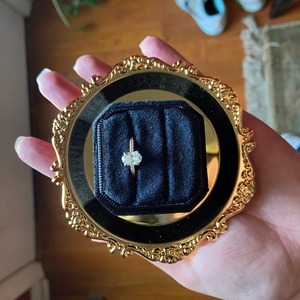 Placa de cargador en relieve de plata vintage con borde floral, Decoración de mesa elegante para fiestas de boda, comedor festivo y decoración del hogar - Product Image 3