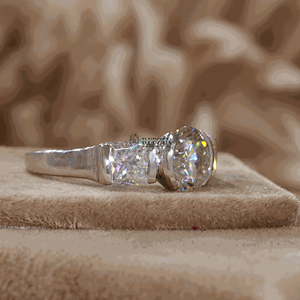 Bague de mariage 2.50 CT ronde et princesse taillée en diamant 3 pierres style demi-lunette - Product Image 3