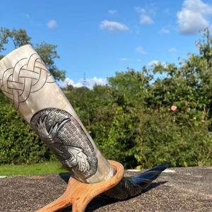 Vaso para beber de cuerno vikingo de lujo, pulido Material orgánico hecho a mano, respetuoso con el medio ambiente para una exhibición y uso elegantes - Product Image 1