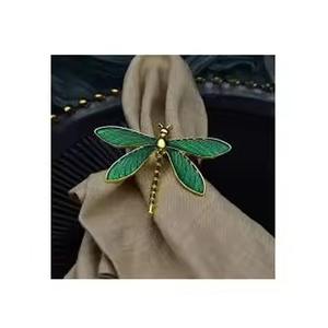 Anneaux de serviette en métal doré solide, design rond en résine verte, décoration de table à manger - Product Image 1