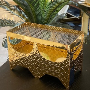 ถาดเสิร์ฟอาหารอลูมิเนียมออกแบบไม่ซ้ําใครทําด้วยมือตอกออกแบบถาดเสิร์ฟเริ่มต้นเคลือบเงาสีทองพร้อมฐานขาตั้ง - Product Image 2