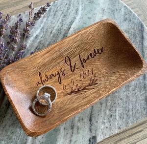 Plateau rond en bois artisanal de couleur blanche avec bordure géométrique en incrustation, plateau de service décoratif pour la décoration de la maison de luxe - Product Image 4