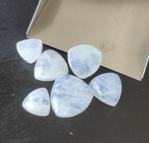พลอยมูนสโตนธรรมชาติทรงไตรลิออนขนาด 4 มม.-30 มม. แบบหลังแบน สำหรับทำเครื่องประดับ ขายส่ง - Product Image 4