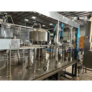 Máquina de llenado de agua potable empaquetada automática 2000 BPH Capacidad 500ml Volumen para embalaje de vidrio plástico PET 220V - Product Image 4