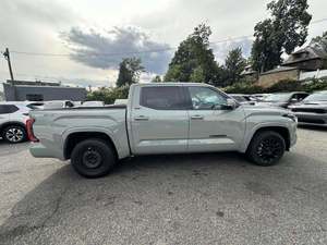 SR5 CREWMAX CAB 4WD 2024, conduite à gauche, sièges en cuir, toit en alliage d'aluminium, pneus R17 - Product Image 6