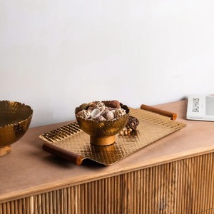 Plateau de service en aluminium fait à la main avec poignées en bois Plateau décoratif moderne Vaisselle en métal de luxe Nouveau design Décoration intérieure - Product Image 4