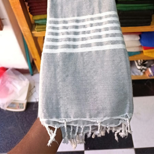 Serviette Fouta marocaine faite à la main en coton et laine 100x200 cm, franges nouées, séchage rapide, pour plage, hammam, bain, vente en gros, fabricant - Product Image 3