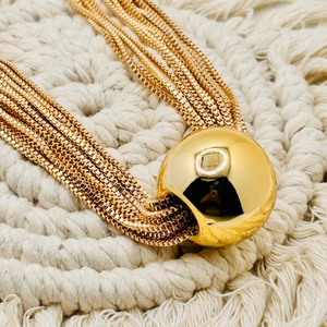 Elegante y Moderno Collar con Colgante de Bola Dorada, Diseño Geométrico, Perla de Agua Dulce y Aleación con Baño de Oro - Product Image 1