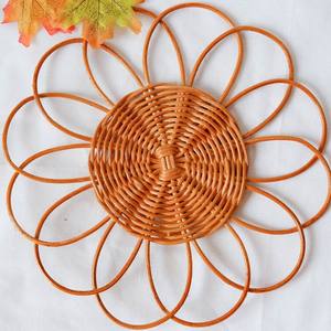 Venta al por mayor decoración de pared de flores de ratán decoración colgante de pared de margaritas de ratán hecho a mano de Vietnam - Product Image 1