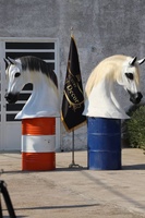 Mannequin gonflable en fibre de verre en forme de tête de cheval avec crinière synthétique noire – Buste de cheval avec bridon et harnais pour l'intérieur et l'extérieur