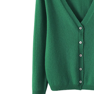 Pull cardigan en tricot vert de sororité OEM pour femmes col en V style décontracté avec logo personnalisé pour l'hiver - Product Image 5