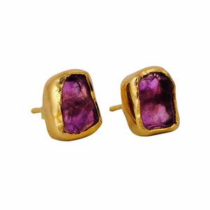 Boucles d'oreilles naturelles brutes Améthyste Pierre précieuse fabriquée à la main Pierre de naissance Collet Setting Push Back Tiny Natural Rough Gemstone Jewelry - Product Image 1