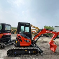 Mini-excavatrice Kubota U27 d'occasion avec godet de terrassement, chargeuse compacte sur chenilles d'occasion, couleur orange, prête à être expédiée