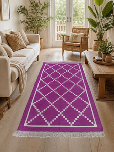 Tapis artisanal en coton rose magenta à motif géométrique losanges marocains avec franges et pompons pour la décoration intérieure - Product Image 2