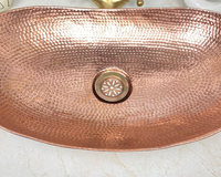 Lavabo ovale en cuivre martelé de design moderne pour comptoir de cuisine domestique, prix compétitif, disponible en plusieurs modèles de bassins et de cuves