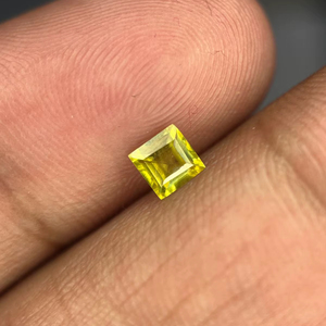 Gema Suelta de Titanita Verde Natural, Tallada en Cuadrado Facetado de 5mm, para la Elaboración de Joyas - Product Image 1