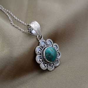 Nouveau design Collier pendentif fleur bohème en laiton tribal pour femme, plaqué argent, avec pierre précieuse florale, vente en gros - Product Image 3