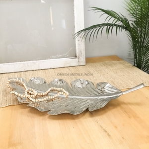 Plateau de service carré en or chic avec un design élégant et des pieds élégants pour un affichage divertissant et décoratif haut de gamme - Product Image 4