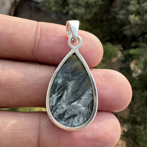 Colgante de Serafinita en Plata de Ley 925 con Engaste de Bisel, Venta al Por Mayor |   Collar Bohemio Hecho a Mano con Piedras Preciosas Naturales, Regalo para Fiesta - Product Image 6