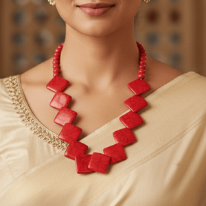 Collier classique en chaînes avec perles carrées cramoisies, motif géométrique bohème doré et chiffres, idéal pour les fêtes et événements religieux, orné de perles de corail - Product Image 2