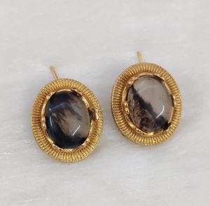 Pendientes Sabyasachi de Latón con Acabado Dorado, Perfectos para Fiestas, Pendientes Minimalistas, Diseño Moderno y de Tendencia - Product Image 3